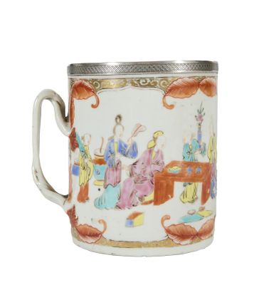 une image représentant une tasse sur laquelle figurent des personnes
