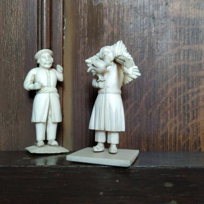 deux figurines posées sur une étagère