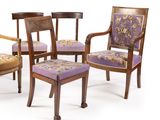 quatre chaises avec un revêtement violet, revêtement violet, revêtement violet, revêtement violet, revêtement violet, revêtement violet, revêtement violet, revêtement violet