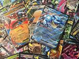 une pile de cartes pokemon posée sur une table