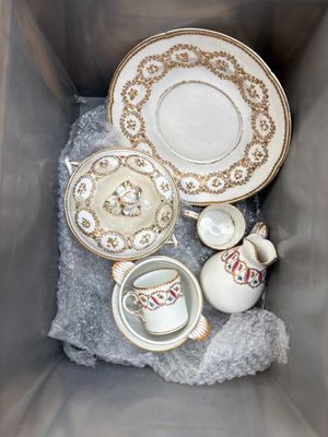 une boîte contenant divers objets en porcelaine