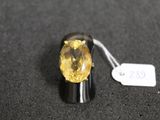 gros plan d'un diamant jaune sur une surface noire