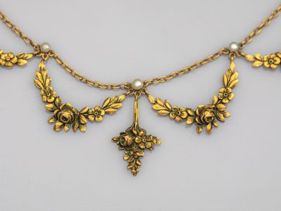 Broche ancienne en or jaune 18K (750/oo) formant rosace ajourée