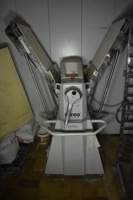 une machine qui se trouve dans le coin d'une pièce
