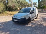 une camionnette garée dans un parking