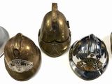 Plusieurs types de casques sont alignés sur une surface blanche