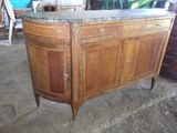 une armoire en bois avec un plateau en marbre, placée au milieu d'une pièce
