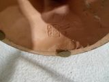 gros plan d'un vase sur une surface blanche