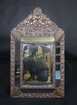 Miroir à parecloses en laiton estampé.