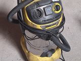 un aspirateur posé par terre