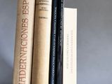 trois livres superposés sur une table