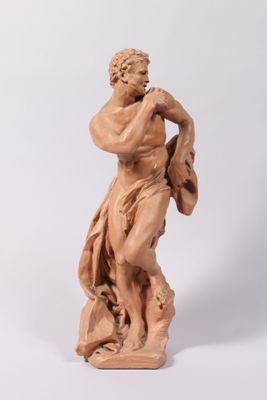 une image représentant une statue d'un homme tenant un sac
