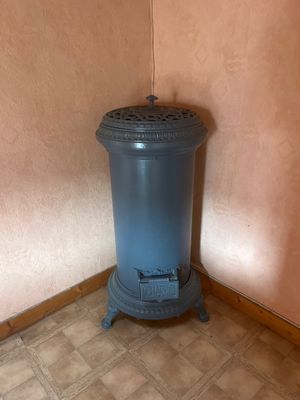 une poubelle bleue dans un coin de la pièce