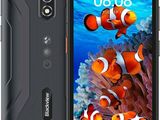 Le téléphone Blackview est représenté avec l'image d'un poisson à l'écran.
