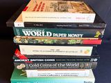 plusieurs livres sont empilés sur une table