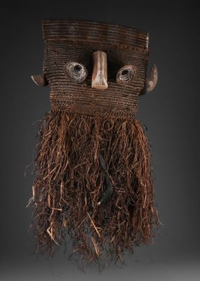 une image représentant un masque en bois avec de longs cheveux et une barbe