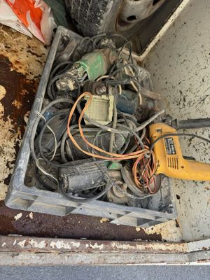 une boîte avec un tas d'outils à l'intérieur