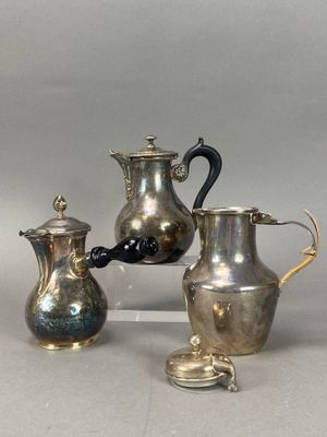 Lot en argent comprenant : une chocolatière et deux verseuse… - Photo 1