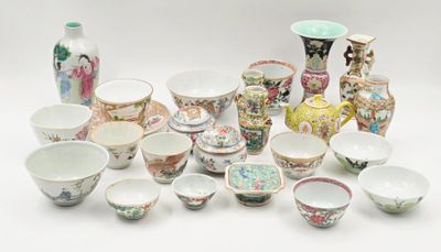 de nombreux types de bols et de vases sur la table