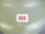 un vase vert sur lequel est collé un autocollant portant l'inscription « 202 »