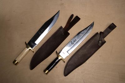 trois couteaux posés les uns à côté des autres sur une table