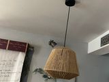 une lampe suspendue au plafond au-dessus d'un lit