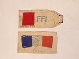 deux morceaux de tissu ornés d'un motif rouge, blanc et bleu