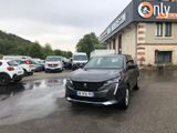 une voiture noire garée devant un bâtiment dans un parking