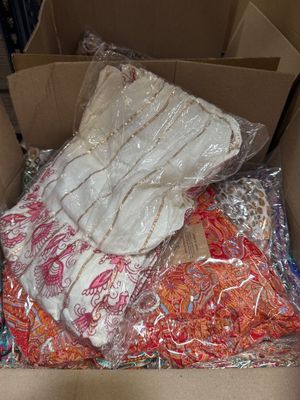 une boîte en carton remplie de vêtements et d'autres objets divers
