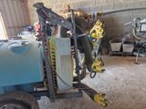 un camion équipé d'une machine, dans un garage