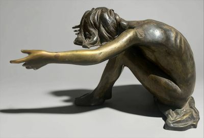 statue en bronze représentant une femme à genoux, les mains posées sur ses genoux
