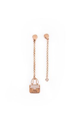 une paire de boucles d'oreilles en or rose, ornées de diamants et d'une chaîne