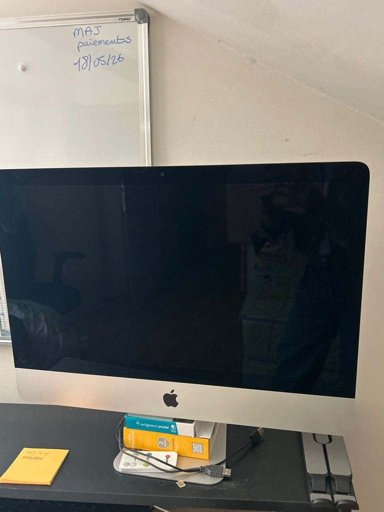 Un ordinateur APPLE iMac 21,5 pouces , année 2017, processeu…