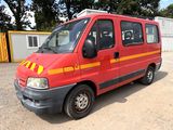 une camionnette rouge garée sur un parking