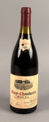 une bouteille de vin posée sur une table