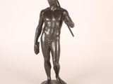 statue en bronze représentant un garçon tenant une batte et une balle de baseball