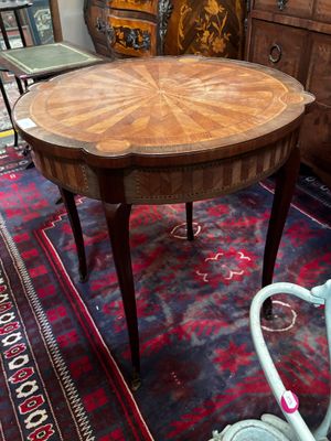 une table avec un plateau en bois posée sur un tapis dans une pièce