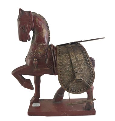 statue d'un cheval portant un bouclier et un autre bouclier sur le dos