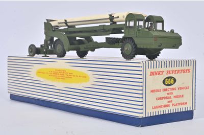 une maquette de véhicule militaire exposée sur une surface blanche