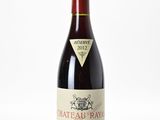 une bouteille de vin rouge posée sur une surface blanche, avec un fond blanc