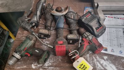 un grand nombre d'outils posés sur une table