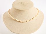 gros plan d'un collier sur un mannequin sur fond blanc
