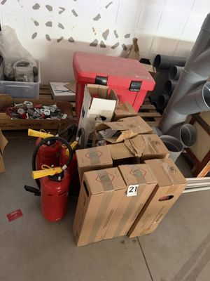 une pile de cartons et d'autres objets dans un garage