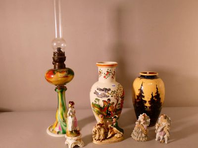 trois vases posés sur une table