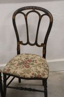 Paire de chaises charivari en bois noirci à décor doré, assi… (photo 2)