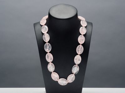 Collier un rang de perles ovales de quartz rose, le fermoir …