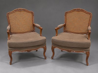 paire de fauteuils à dossier canné de style louis xvi