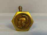 gros plan d'une pièce d'or avec un visage dessus