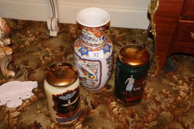 trois vases posés par terre les uns à côté des autres