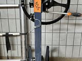 une machine qui se trouve dans un garage